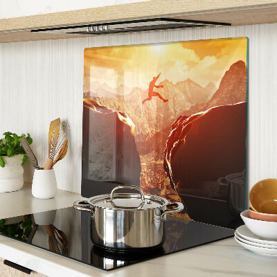 Tábua para corte Pular nas montanhas ao pôr do sol