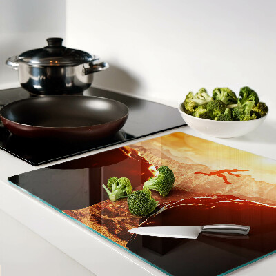 Tábua para corte Pular nas montanhas ao pôr do sol