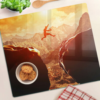 Tábua para corte Pular nas montanhas ao pôr do sol