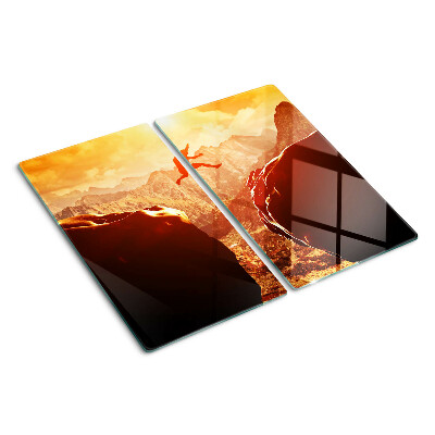 Tábua para corte Pular nas montanhas ao pôr do sol