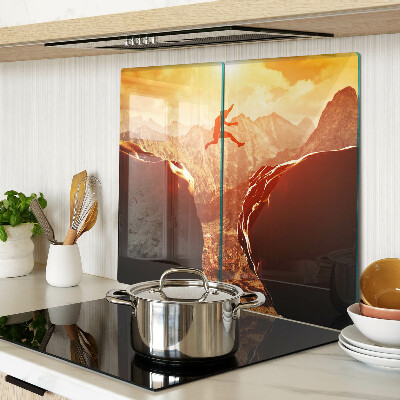 Tábua para corte Pular nas montanhas ao pôr do sol