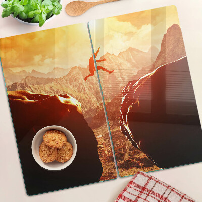 Tábua para corte Pular nas montanhas ao pôr do sol