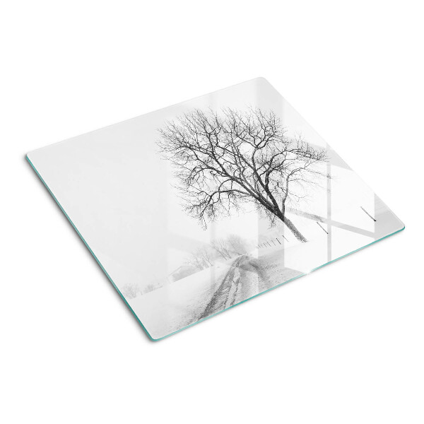 Tábua para corte Paisagem de inverno vazia com uma árvore