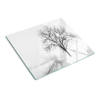 Tábua para corte Paisagem de inverno vazia com uma árvore