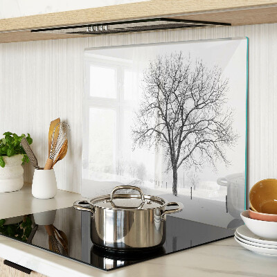 Tábua para corte Paisagem de inverno vazia com uma árvore