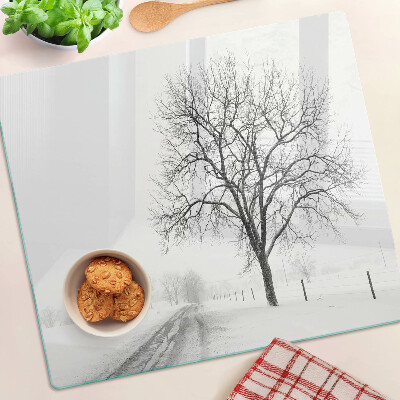 Tábua para corte Paisagem de inverno vazia com uma árvore