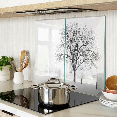 Tábua para corte Paisagem de inverno vazia com uma árvore