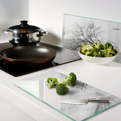 Tábua para corte Paisagem de inverno vazia com uma árvore