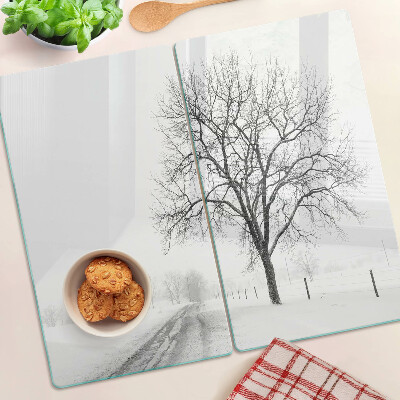 Tábua para corte Paisagem de inverno vazia com uma árvore