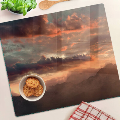 Tábua para corte Pôr do sol sobre as montanhas