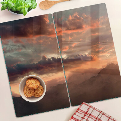 Tábua para corte Pôr do sol sobre as montanhas