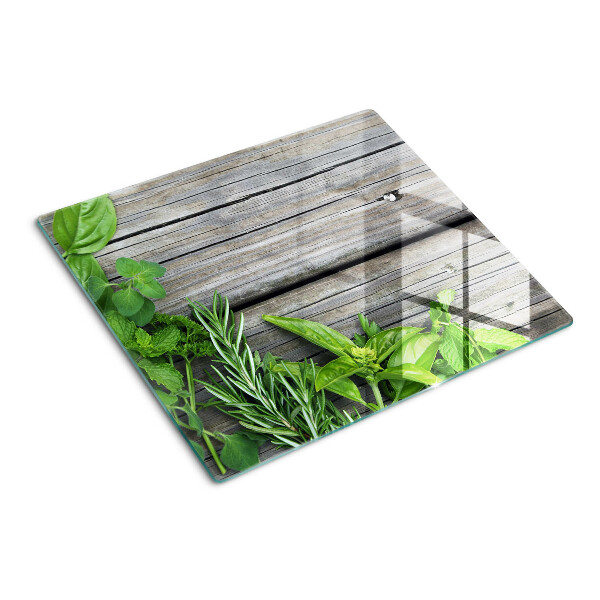 Tábua para corte Ervas verdes em um fundo de madeira