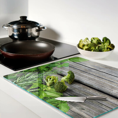 Tábua para corte Ervas verdes em um fundo de madeira