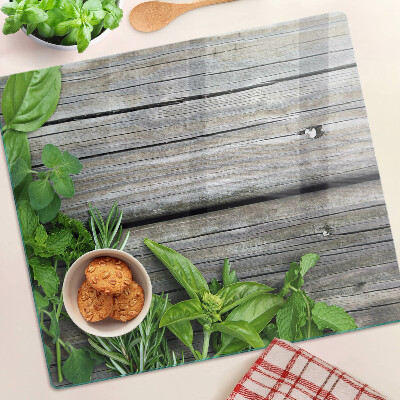 Tábua para corte Ervas verdes em um fundo de madeira