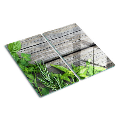 Tábua para corte Ervas verdes em um fundo de madeira