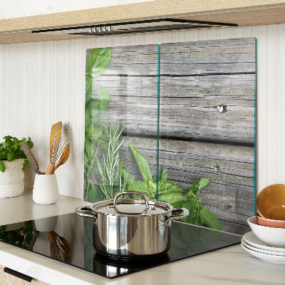 Tábua para corte Ervas verdes em um fundo de madeira