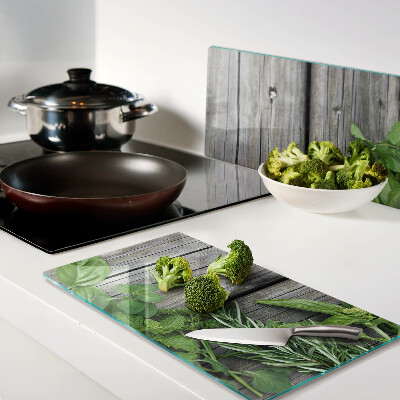 Tábua para corte Ervas verdes em um fundo de madeira