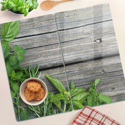 Tábua para corte Ervas verdes em um fundo de madeira