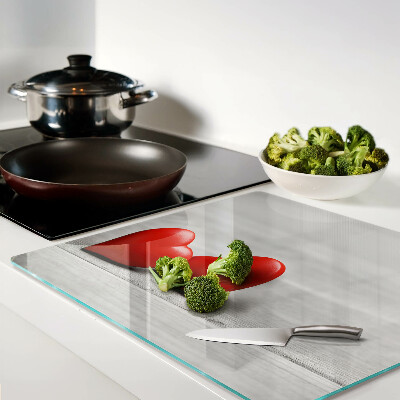 Tábua para cozinha Corações vermelhos em um fundo de madeira