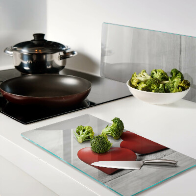 Tábua para cozinha Corações vermelhos em um fundo de madeira