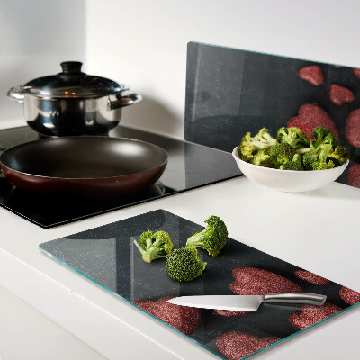 Tábua para corte Corações vermelhos em um fundo escuro