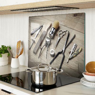 Tábua para cozinha Ferramentas de cabeleireiro em um fundo de madeira