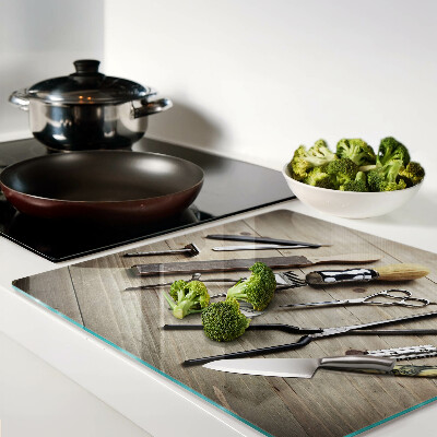 Tábua para cozinha Ferramentas de cabeleireiro em um fundo de madeira