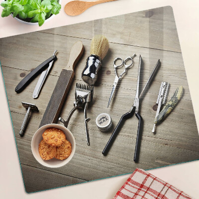 Tábua para cozinha Ferramentas de cabeleireiro em um fundo de madeira