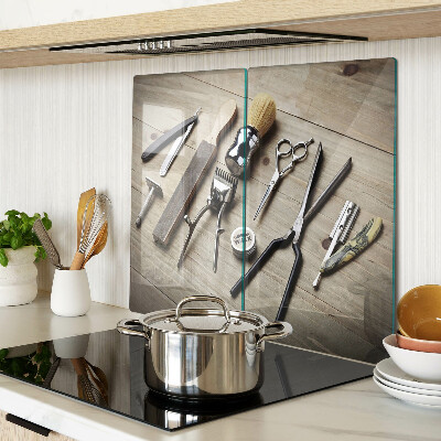 Tábua para cozinha Ferramentas de cabeleireiro em um fundo de madeira