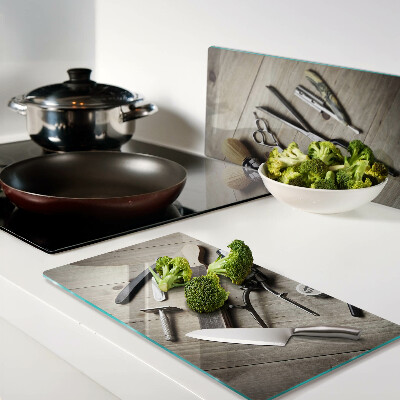 Tábua para cozinha Ferramentas de cabeleireiro em um fundo de madeira