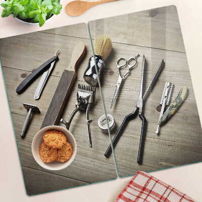 Tábua para cozinha Ferramentas de cabeleireiro em um fundo de madeira