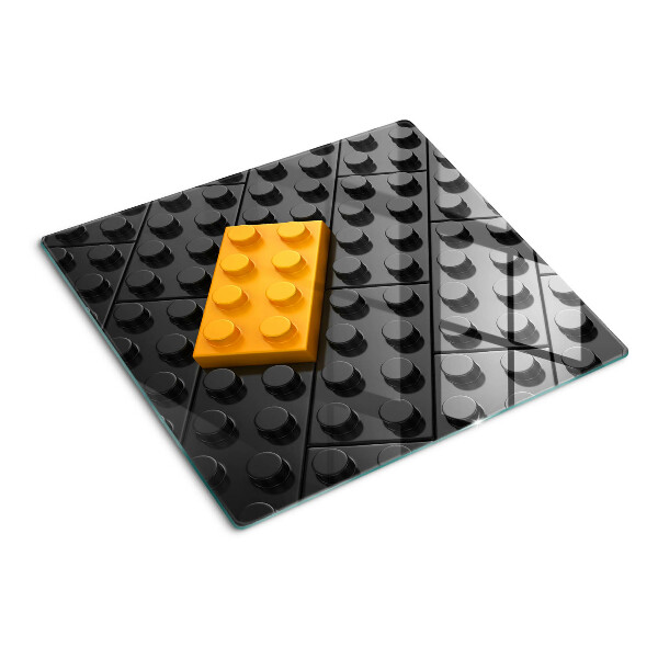 Tábua para corte Peças de LEGO em um fundo preto