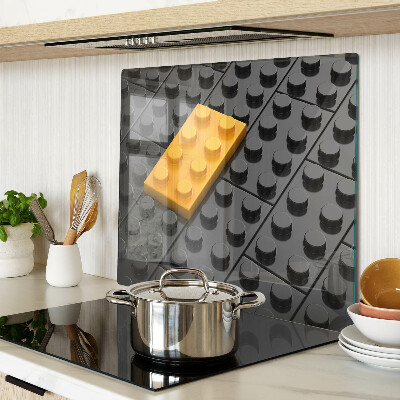 Tábua para corte Peças de LEGO em um fundo preto