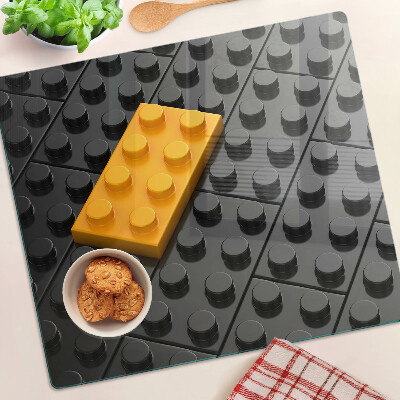 Tábua para corte Peças de LEGO em um fundo preto