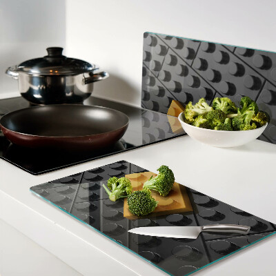 Tábua para corte Peças de LEGO em um fundo preto