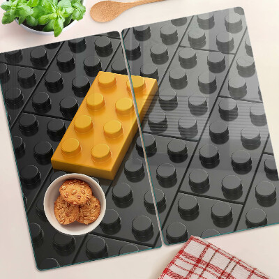 Tábua para corte Peças de LEGO em um fundo preto