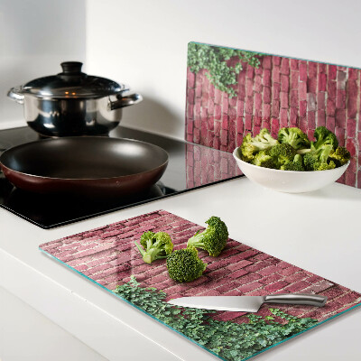 Tábua para corte Parede de tijolos com vegetação