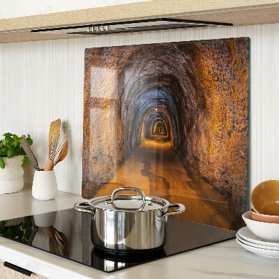 Tábua para cozinha Um túnel em uma caverna com iluminação