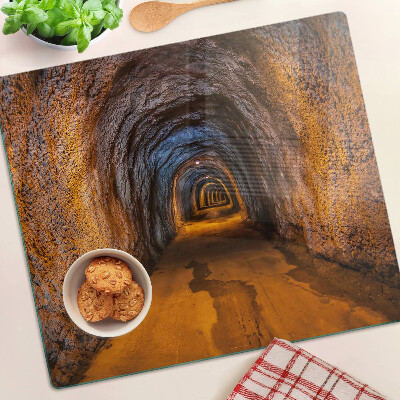 Tábua para cozinha Um túnel em uma caverna com iluminação