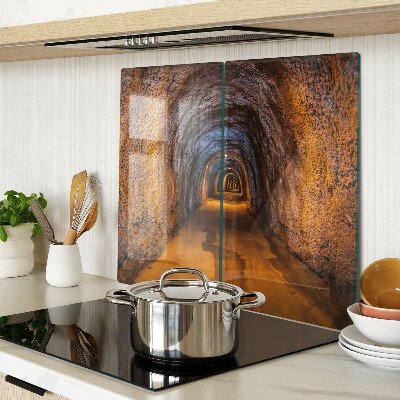 Tábua para cozinha Um túnel em uma caverna com iluminação