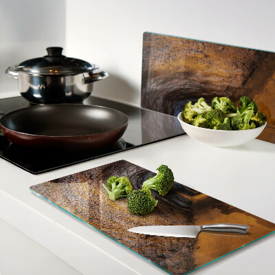 Tábua para cozinha Um túnel em uma caverna com iluminação