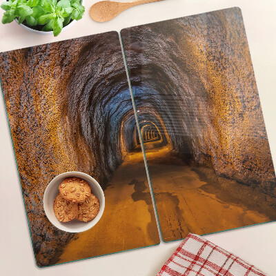 Tábua para cozinha Um túnel em uma caverna com iluminação