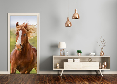 Adesivo em porta Um cavalo galopando