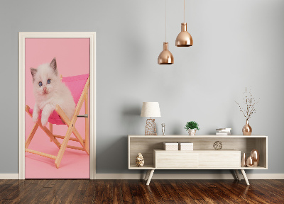 Papel de parede em porta Gato em uma espreguiçadeira