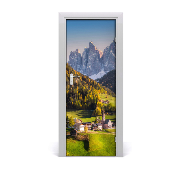 Autocolante para porta Uma cidade nas montanhas