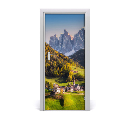 Autocolante para porta Uma cidade nas montanhas