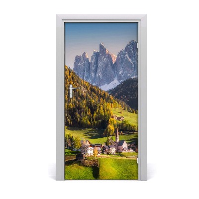 Autocolante para porta Uma cidade nas montanhas