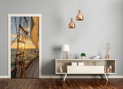 Adesivo em porta Um iate no mar