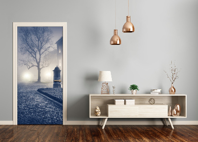 Papel de parede em porta rua com neblina