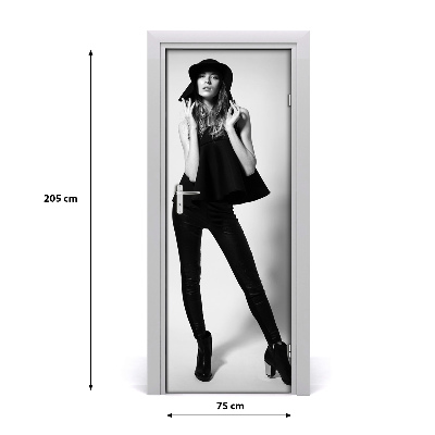 Papel de parede em porta Mulher de Preto